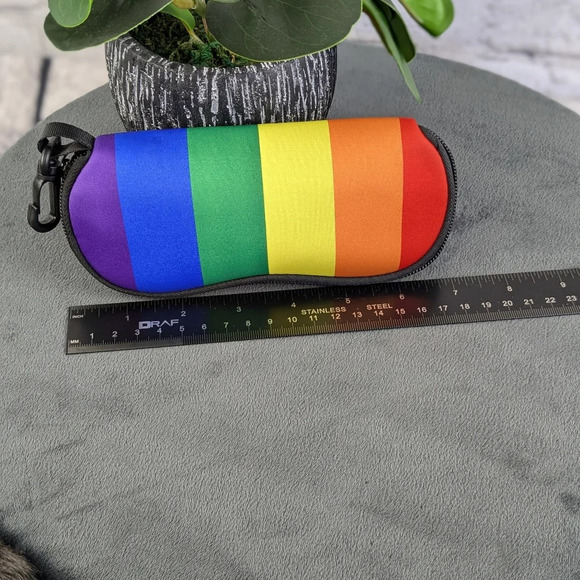 Rainbow flag neoprene zippered glasses sunglasses case with clip - Picture 3 of 6